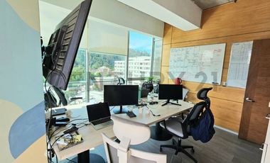 SE ARRIENDA AMPLIA OFICINA CON TERRAZA EN TORRE MÉDICA