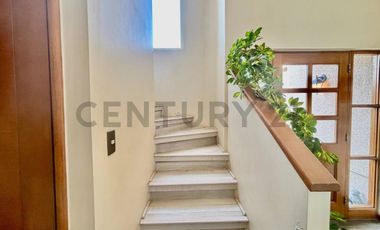 SE VENDE HERMOSA CASA EN SANTA ELENADE CHICUREO DE 6 DORMITORIOS