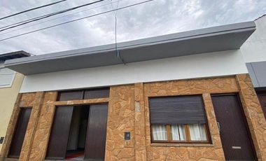 Casa de 2 ambientes con deposito y losa para construir en San lorenzo y Olazabal