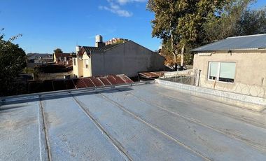 Casa de 2 ambientes con deposito y losa para construir en San lorenzo y Olazabal
