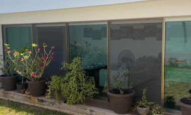 Casa en avenida residencial