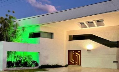 Casa en avenida residencial