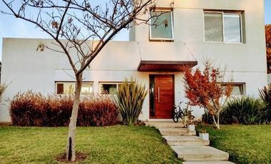 Casa en Barrio Cerrado Santa Guadalupe Pilar Del Este