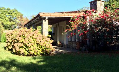 Chalet ubicado en barrio residencial a 50 metros de Av. Espora Y A 600 metros de la estación.