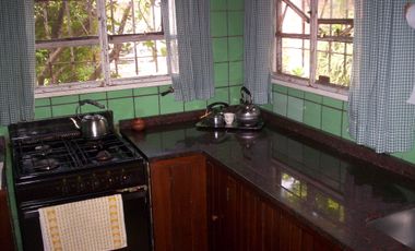 Chalet ubicado en barrio residencial a 50 metros de Av. Espora Y A 600 metros de la estación.