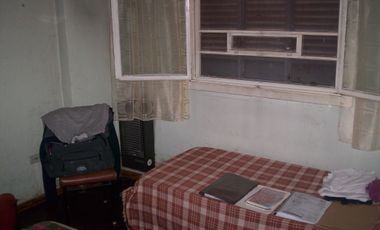 Chalet ubicado en barrio residencial a 50 metros de Av. Espora Y A 600 metros de la estación.