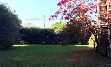 Chalet ubicado en barrio residencial a 50 metros de Av. Espora Y A 600 metros de la estación.