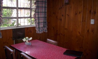 Chalet ubicado en barrio residencial a 50 metros de Av. Espora Y A 600 metros de la estación.