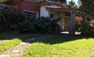 Chalet ubicado en barrio residencial a 50 metros de Av. Espora Y A 600 metros de la estación.