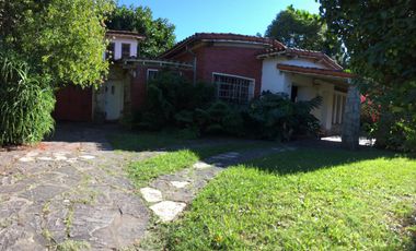 Chalet ubicado en barrio residencial a 50 metros de Av. Espora Y A 600 metros de la estación.