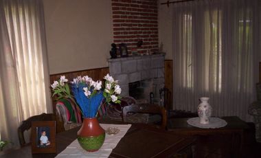 Chalet ubicado en barrio residencial a 50 metros de Av. Espora Y A 600 metros de la estación.