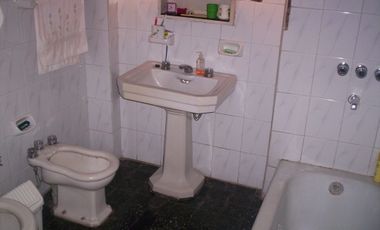 Chalet ubicado en barrio residencial a 50 metros de Av. Espora Y A 600 metros de la estación.