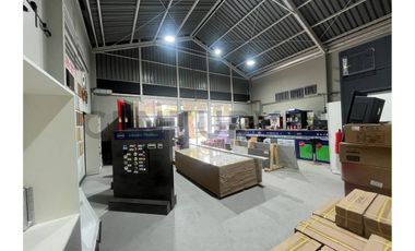 Vendo locales y galpones en La Cantera
