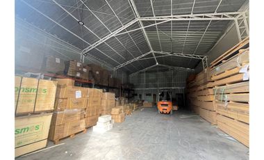 Vendo locales y galpones en La Cantera