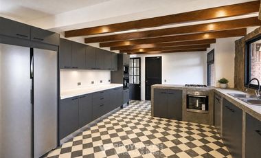 Casa en arriendo de 5 dorm. en Lo Barnechea