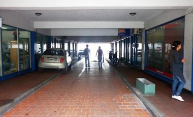 Local en venta/ alquiler en galeria-  Lomas San Isidro - Marquez y Rolon