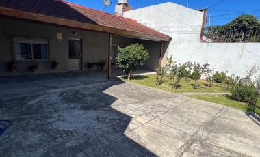 Casa con pileta en venta en la Tablada