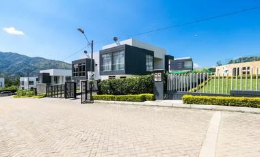 VENDE CASA EN Cond. Guayacanes Casas