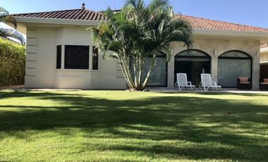 SE VENDE AMPLIA CASA EN COSTA SUR $650,000