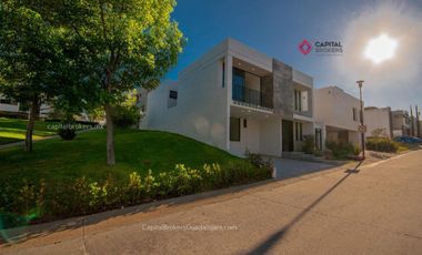 Casa nueva de lujo en venta en los robles.