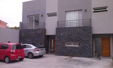 DEPTO TIPO CASA  DE EXCELENCIA EN MUY BONITA ZONA DE LOMAS DE ZAMORA.