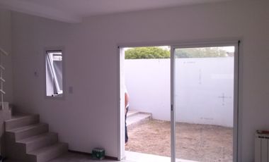 DEPTO TIPO CASA  DE EXCELENCIA EN MUY BONITA ZONA DE LOMAS DE ZAMORA.