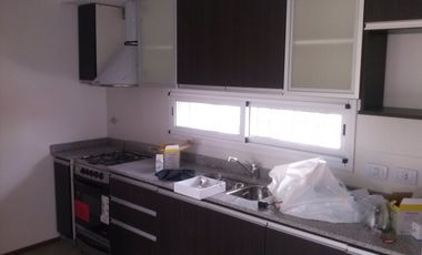 DEPTO TIPO CASA  DE EXCELENCIA EN MUY BONITA ZONA DE LOMAS DE ZAMORA.