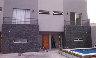 DEPTO TIPO CASA  DE EXCELENCIA EN MUY BONITA ZONA DE LOMAS DE ZAMORA.