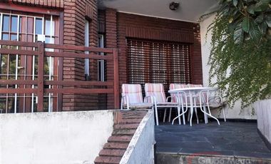 CASA 4 AMB C/COCHERA Y FONDO LIBRE