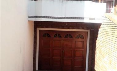 CASA 4 AMB C/COCHERA Y FONDO LIBRE