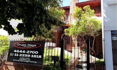 CASA 4 AMB C/COCHERA Y FONDO LIBRE