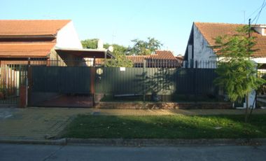 BURZACO. CASA EN EXCELENTE UBICACIÓN. A 1 CDRA DE AV ESPORA , A 1 CDRA DE AV 2 DE ABRIL