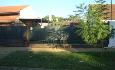 BURZACO. CASA EN EXCELENTE UBICACIÓN. A 1 CDRA DE AV ESPORA , A 1 CDRA DE AV 2 DE ABRIL