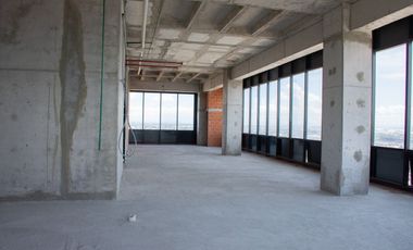 RENTA DE OFICINA COMERCIAL EN TORRE OMEGA CON VISTA PRIVILEGIADA EN ZAVALETA.