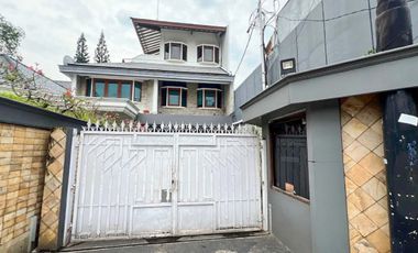 Sewa Rumah 3 Lantai Lokasi Prime di Jl Kemang 1