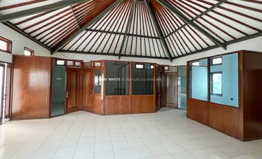 Sewa Rumah 3 Lantai Lokasi Prime di Jl Kemang 1