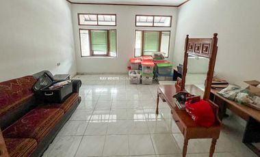 Sewa Rumah 3 Lantai Lokasi Prime di Jl Kemang 1