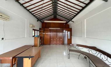 Sewa Rumah 3 Lantai Lokasi Prime di Jl Kemang 1