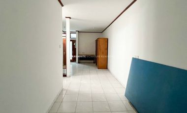 Sewa Rumah 3 Lantai Lokasi Prime di Jl Kemang 1