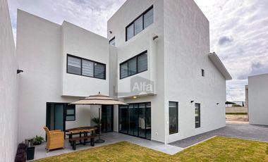 Casa nueva en venta en Metepec con sala de juegos y Roof Garden