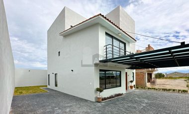 Casa nueva en venta en Metepec con sala de juegos y Roof Garden