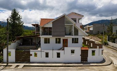 Amplia y Elegante Casa de 3 Pisos con Vistas a la Montaña