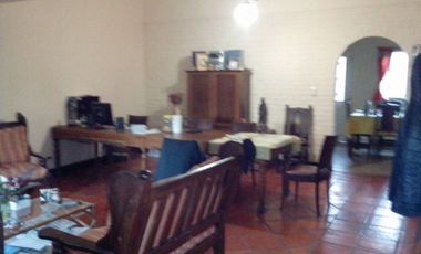 CASA CON DOS DORMITORIOS, BAÑO, LIVING-COMEDOR AMPLIO, COCINA, PATIO, PARRILLA, JARDIN, ENTRADA DE TRES AUTOS, TERRAZA MAS DEPOSITO