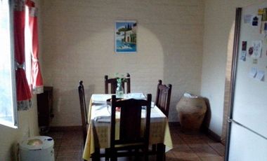 CASA CON DOS DORMITORIOS, BAÑO, LIVING-COMEDOR AMPLIO, COCINA, PATIO, PARRILLA, JARDIN, ENTRADA DE TRES AUTOS, TERRAZA MAS DEPOSITO