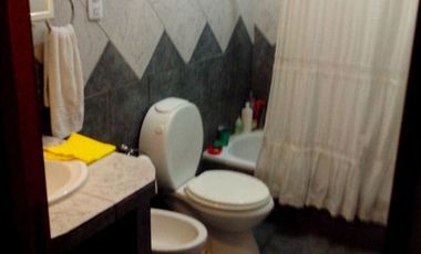 CASA CON DOS DORMITORIOS, BAÑO, LIVING-COMEDOR AMPLIO, COCINA, PATIO, PARRILLA, JARDIN, ENTRADA DE TRES AUTOS, TERRAZA MAS DEPOSITO