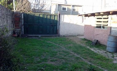 CASA CON DOS DORMITORIOS, BAÑO, LIVING-COMEDOR AMPLIO, COCINA, PATIO, PARRILLA, JARDIN, ENTRADA DE TRES AUTOS, TERRAZA MAS DEPOSITO