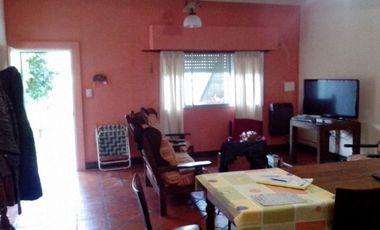 CASA CON DOS DORMITORIOS, BAÑO, LIVING-COMEDOR AMPLIO, COCINA, PATIO, PARRILLA, JARDIN, ENTRADA DE TRES AUTOS, TERRAZA MAS DEPOSITO