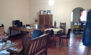 CASA CON DOS DORMITORIOS, BAÑO, LIVING-COMEDOR AMPLIO, COCINA, PATIO, PARRILLA, JARDIN, ENTRADA DE TRES AUTOS, TERRAZA MAS DEPOSITO