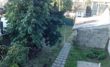 CASA CON DOS DORMITORIOS, BAÑO, LIVING-COMEDOR AMPLIO, COCINA, PATIO, PARRILLA, JARDIN, ENTRADA DE TRES AUTOS, TERRAZA MAS DEPOSITO