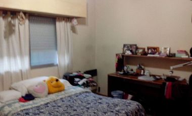 CASA CON DOS DORMITORIOS, BAÑO, LIVING-COMEDOR AMPLIO, COCINA, PATIO, PARRILLA, JARDIN, ENTRADA DE TRES AUTOS, TERRAZA MAS DEPOSITO